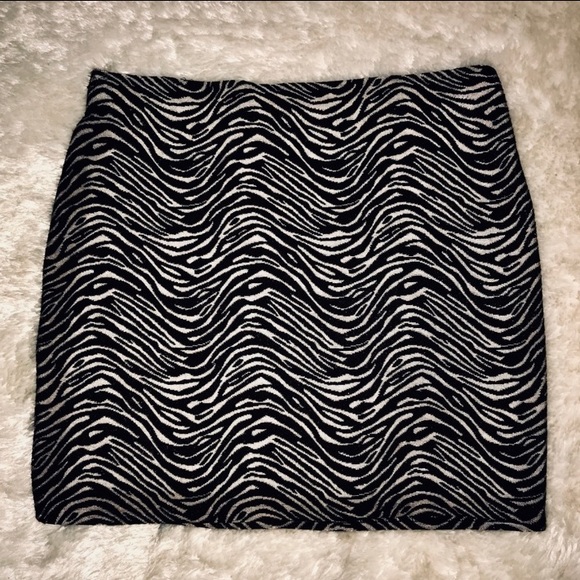 Forever 21 Sexy shimmer black and cream Animal Print Mini Skirt size Small/Med - Picture 5 of 8